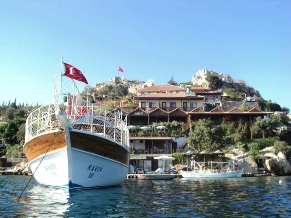 Antalya sahilinde otel ve deniz manzarası