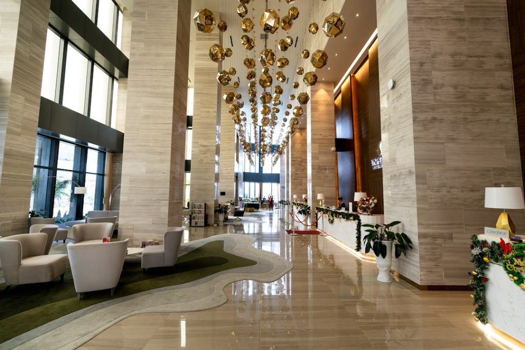Modern otel lobisinde dekoratif tavan tasarımı