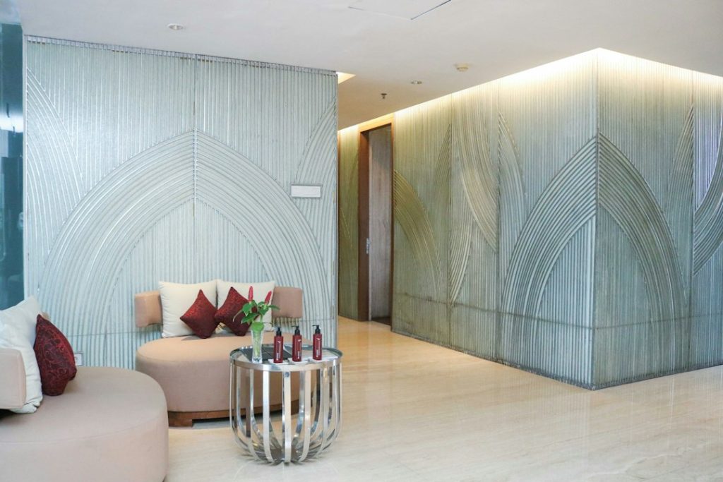 Lüks otel iç mekânında dekoratif duvar ve tavan tasarımı