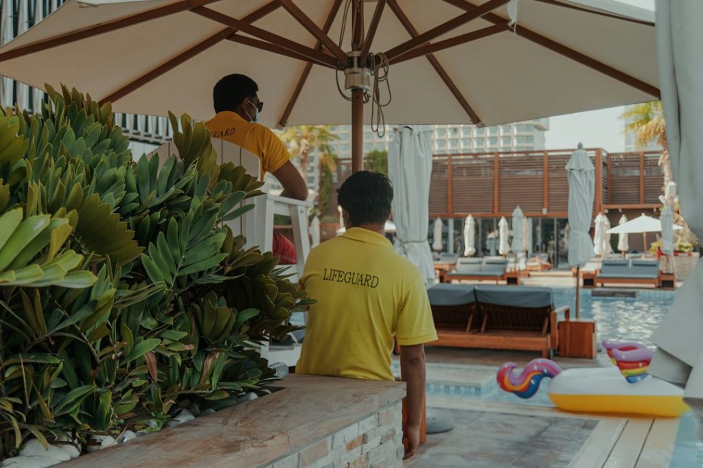 Resort havuz alanında modern satış ve servis noktası