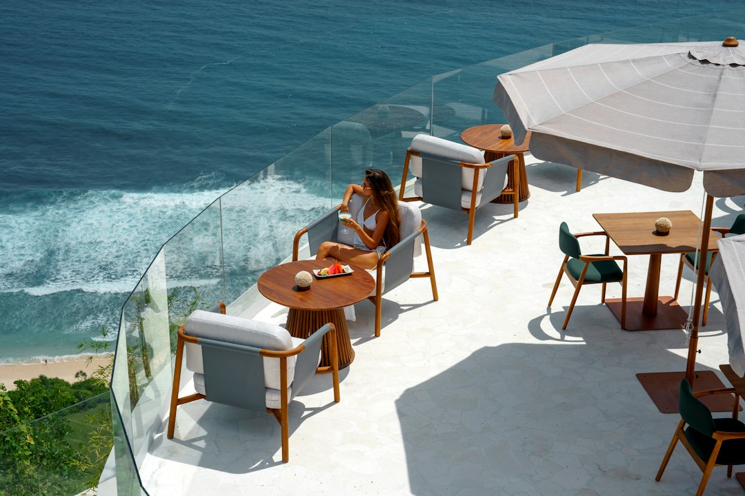 Resort terasında modern oturma alanı